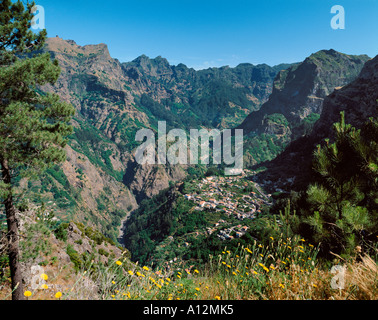 Madeira, Portogallo, Curral das Freira village visto da Eira Do Serrado viewpoint Foto Stock