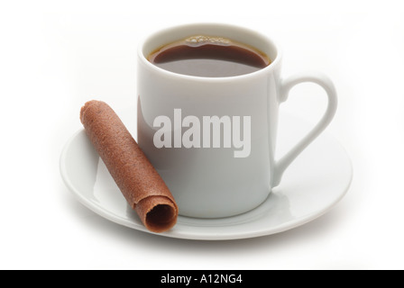 Caffè Nero calda tazza e piattino con biscotto di porcellana cinese di ceramica pentola piccola turco arabo colombiano forte freschi Foto Stock