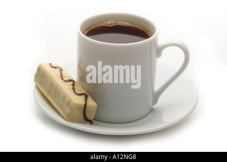 Caffè Nero calda tazza e piattino con biscotto di porcellana cinese di ceramica pentola piccola turco arabo colombiano forte freschi Foto Stock