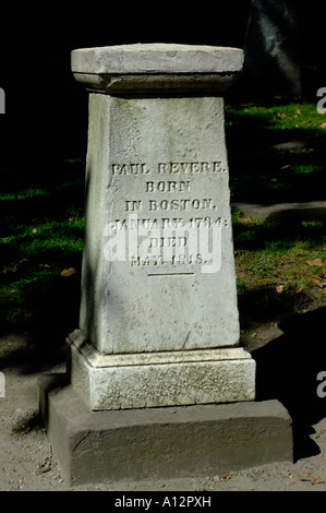 Memorial a Paul Revere la sua tomba nel vecchio granaio di seppellimento di massa nel Boston Massachusetts. Fotografia digitale Foto Stock