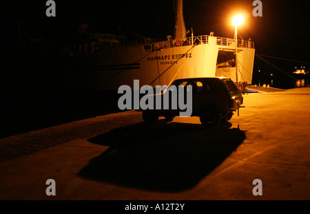 Auto in attesa per il traghetto sul Kea Island, Grecia CICLADI Foto Stock