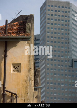 Vecchi e nuovi edifici nonché gli edifici di diverse religioni e culture esistono fianco a fianco Foto Stock