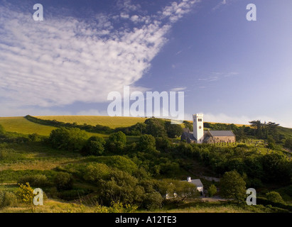 Vista del paesaggio di Manorbier Chiesa Parrocchiale e di villaggio con insolito cirrus cloud formazione Pembrokeshire Wales UK Foto Stock