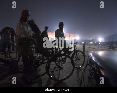 I conducenti di tre ruote di biciclette risciò taxi al lavoro Foto Stock