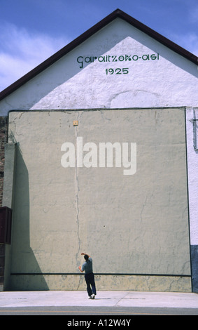 Un uomo giocando pelota in un villaggio basco vicino Burgete, Spagna Foto Stock