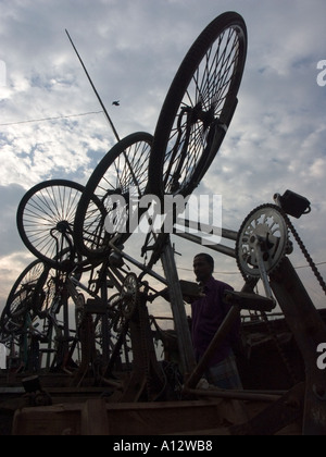 Tre ruote di biciclette risciò taxi in deposito Foto Stock