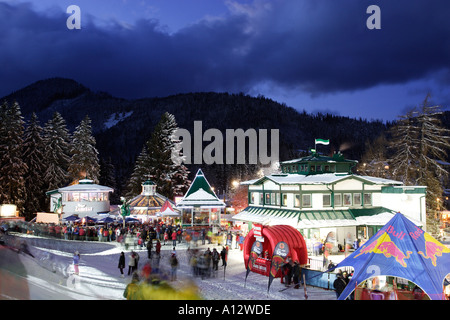 Bar e tende per gli spettatori attorno all area di finitura prima esecuzione ladies night slalom 12 29 2004 a Semmering in Austria inferiore Foto Stock