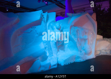 Lubeck a Natale Ice World exhibition gigante di ghiaccio statue di animali personaggi del film di Ice Age 2 -Meltdow Foto Stock