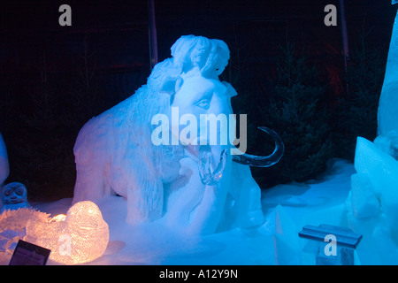 Lubeck a Natale Ice World exhibition gigante di ghiaccio statue di animali personaggi del film di Ice Age 2 -Meltdow Foto Stock