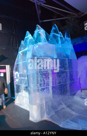 Lubeck a Natale Ice World exhibition gigante di ghiaccio statue di animali personaggi del film di Ice Age 2 -Meltdow Foto Stock