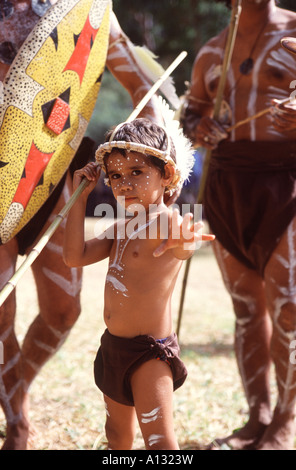 Un giovane ballerino di danza aborigena dal Gimuy Wallaburra Yibind gruppo presso il Festival di Laura, Cape York, Queensland, Australia Foto Stock