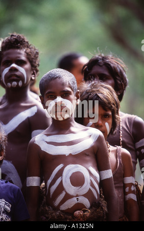 I giovani danzatori aborigeni dall isola di Mornington Laura Dance Festival, Cape York, Queensland, Australia Foto Stock