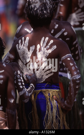 Un giovane ragazzo rassicura il suo amico con una mano sul retro in occasione dell'annuale Festival Laura su Cape York, Queensland, Australia Foto Stock