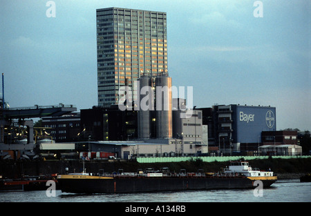 Bayer stabilimento farmaceutico sul fiume Reno, Leverkusen, Germania. Foto Stock