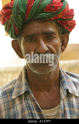 Ritratto di uomo indiano con turbante, India Foto Stock