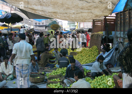 Il mercato coperto di frutta, Kolkata Foto Stock