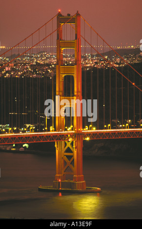 Golden Gate Bridge di notte con San Francisco California skyline Foto Stock