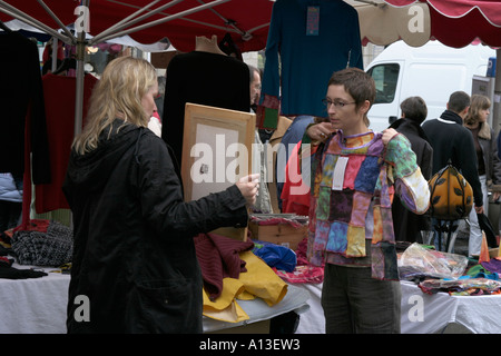 Le donne in stallo di abbigliamento nel mercato Vannes Francia Foto Stock