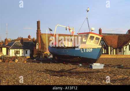 Spiaggia ghiaiosa con barca, edificio aldeburgh suffolk East Anglia England Regno Unito Foto Stock