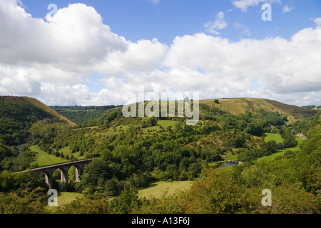 Monsal viadotto dalla testa Monsal, Monsal Dale, Parco Nazionale di Peak District, Derbyshire, Inghilterra Foto Stock