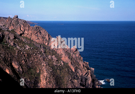 Gli alpinisti su [Commando Ridge] a Bosigran Cornwall Inghilterra contro dark blue sea Foto Stock