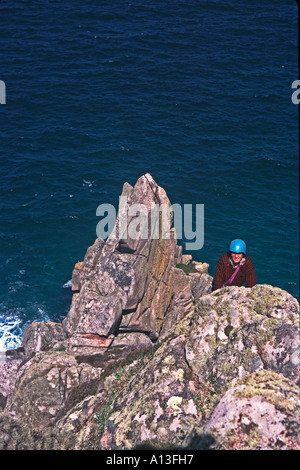 Gli alpinisti su [Commando Ridge] a Bosigran Cornwall Inghilterra guardando in giù con blu scuro sul mare sottostante Foto Stock