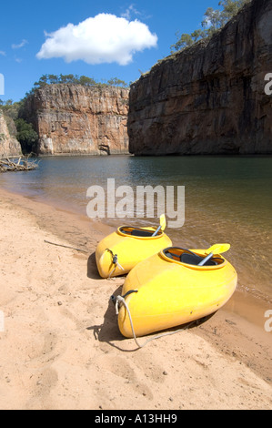 Una coppia di kayak redatto sulle rive del fiume Katherine nel Nitmiluk National Park in Australia Foto Stock