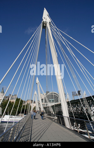 Cavo a hungerford alloggiato il Footbridge estate london thames di fiume crossing Foto Stock