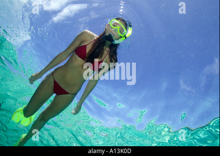 La donna lo snorkeling piscina apnea foro Cay Sal Banca Isole Bahamas Foto Stock