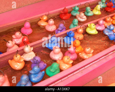 In plastica colorata anatroccoli nel flusso alla fiera Foto Stock