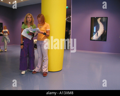 Due studentesse adolescenti facendo in assegnazione Groninger Museum Paesi Bassi Foto Stock