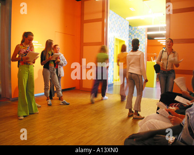 Un gruppo di studentesse in visita Groninger Museum Groningen Paesi Bassi Foto Stock