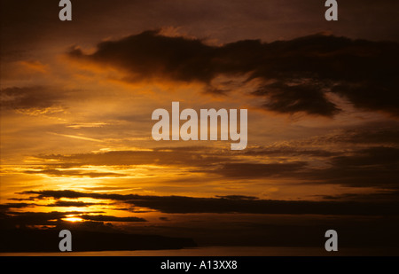 Tramonto sulla costa di Whitby North Yorkshire England Regno Unito Regno Unito GB Gran Bretagna Foto Stock