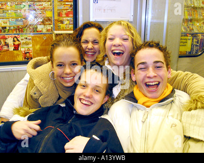 Cinque adolescenti nella metropolitana di Berlino su schooltrip Foto Stock