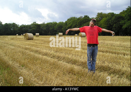 Lo Spaventapasseri umano nel campo di grano Foto Stock