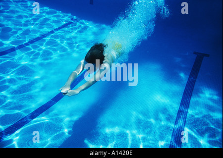 Donna immersioni in piscina Foto Stock