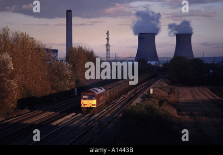 EWS classe 60 locomotiva diesel lasciando Didcot power station con un vuoto di carbone treno. Foto Stock