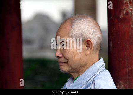 Uomo anziano, Kowloon città murata Park, città di Kowloon, Hong Kong SAR Foto Stock