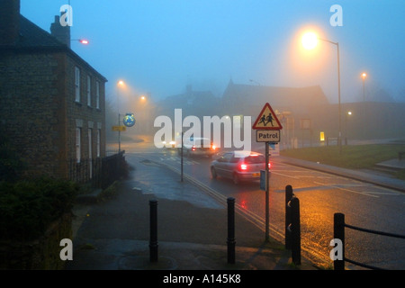 Serata di nebbia street scene nel piccolo borgo rurale Faringdon Oxfordshire Inghilterra JMH0960 Foto Stock