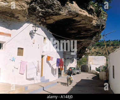 A Setenil de las Bodegas, comunemente noto come a Setenil, la provincia di Cadiz Cadice, Spagna Semi abitazioni troglodite sotto enorme roccia Foto Stock
