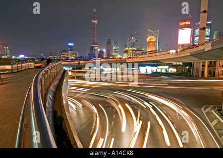 Notte tempo il flusso di traffico vicino al Bund, con Shanghai Oriental Pearl Tower e lo skyline di Pudong in background, Shanghai, Cina Foto Stock