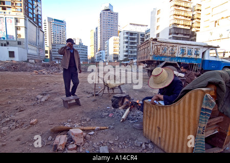 Cinese i lavoratori migranti avente un periodo di riposo in un cantiere, Kunming, in Cina. Foto Stock