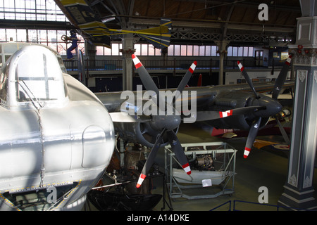 Manchester il Museo della Scienza e dell'industria hall di volo con display di aerei attraverso i secoli Foto Stock