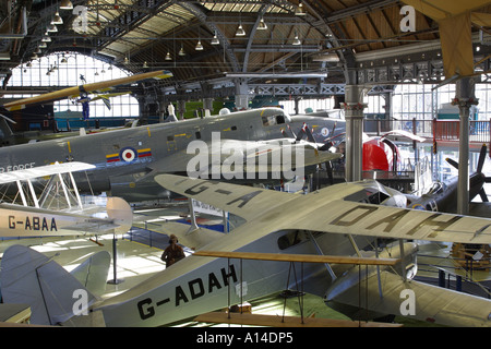 Manchester il Museo della Scienza e dell'industria hall di volo con display di aerei attraverso i secoli Foto Stock