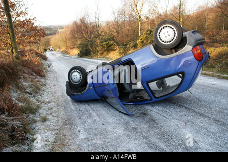 Auto ribaltata su superfici ghiacciate country road Lancashire Inghilterra Foto Stock