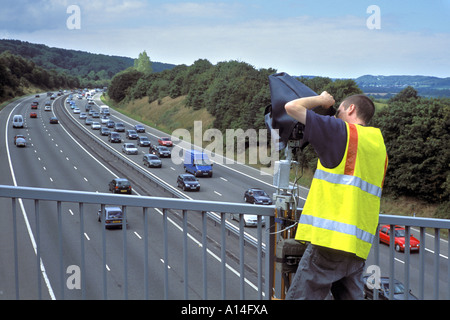 Telecamera di monitoraggio del flusso di traffico sull'autostrada M5 nei pressi di Gordano stazione di servizio Bristol Inghilterra Foto Stock