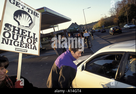 Protesta al di fuori di un garage della Shell in Bristol dopo l'esecuzione di Ken Sara Wiwa in Nigerea Demo in Bristol UK Novembre 1995 Foto Stock