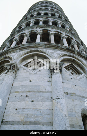 Vista guardando verso l'alto dalla base della torre pendente di Pisa Pisa Italia Foto Stock