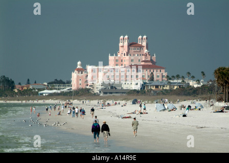 I visitatori di St Pete Beach e Pasa Grille Florida si impegnano in esercizio il rilassamento e hobbies durante la mia vacanza Foto Stock