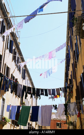 Stendibiancheria su linee su vicoli di Venezia Italia Foto Stock